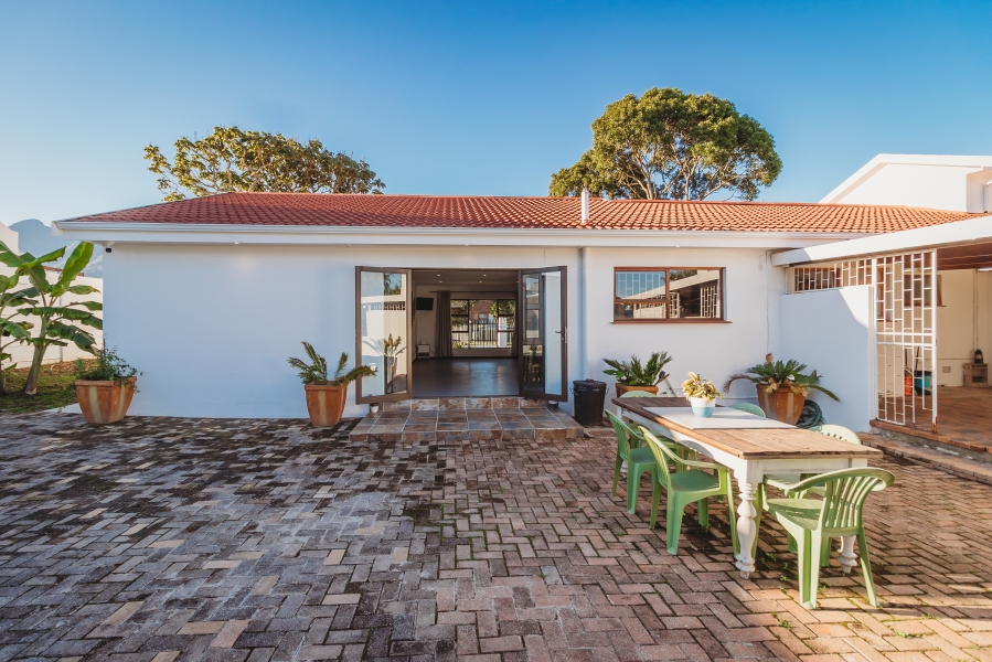 7 Bedroom Property for Sale in Loerie Park Western Cape
